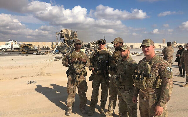 Les soldats américains sur le site d'un bombardement iranien sur la base d'Ain al-Asad à Anbar, En Irak, le 13 janvier 2020 (Crédit : AP/Qassim Abdul-Zahra) Les soldats américains sur le site d'un bombardement iranien sur la base d'Ain al-Asad à Anbar, En Irak, le 13 janvier 2020 (Crédit : AP/Qassim Abdul-Zahra)