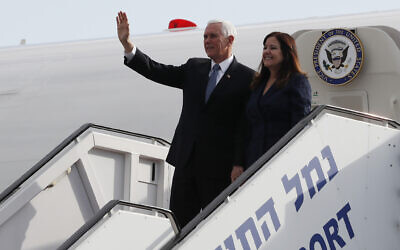 Le vice-président américain Mike Pence et son épouse Karen Pence arrivent en Israël pour le 5e Forum mondial de la Shoah, le 23 janvier 2020. (Crédit : Ammar Awad/Pool Photo via AP)