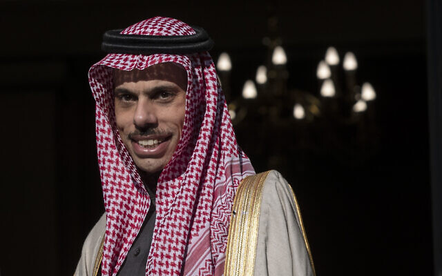 Le ministre des Affaires étrangères d'Arabie saoudite, le prince Fayçal bin Farhane, assiste à une réunion à Athènes, le 24 janvier 2020. (Crédit : Petros Giannakouris / AP)