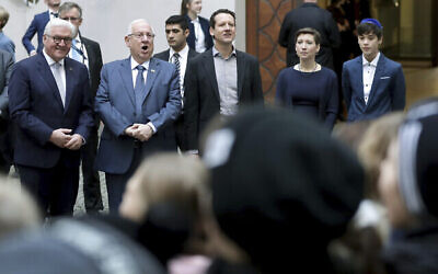 Le président allemand Frank-Walter Steinmeier, à gauche, et le président Reuven Rivlin, à droite, chantent pendant une représentation de la chorale de l'école Moses Mendelssohn à Berlin, Allemagne, le 28 janvier 2020. (AP Photo/Michael Sohn, POOL)