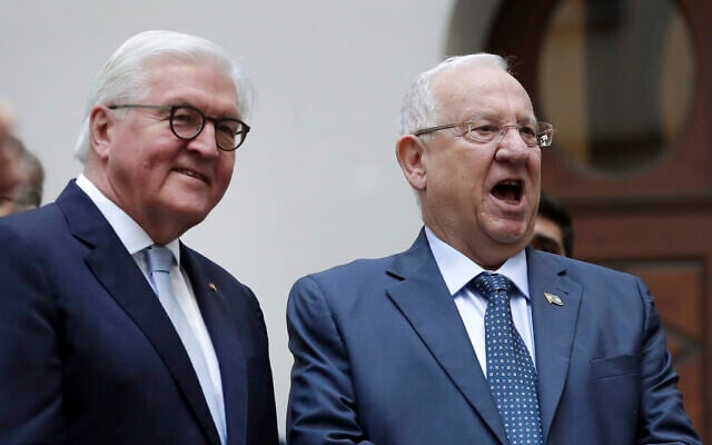 Le président allemand Frank-Walter Steinmeier, à gauche, et le président Reuven Rivlin, à droite, chantent pendant une représentation de la chorale de l'école Moses Mendelssohn à Berlin, Allemagne, le 28 janvier 2020. (Crédit : AP Photo/Michael Sohn, POOL)