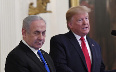 Le président américain Donald Trump (à droite) s'exprime aux côtés du Premier ministre Benjamin Netanyahu lors d'une conférence de presse la Maison Blanche à Washington, le 28 janvier 2020. (Crédit : AP Photo/Susan Walsh)