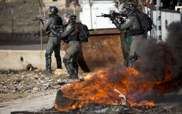 Les troupes israéliennes prennent position lors d'affrontements avec des manifestants palestiniens alors qu'ils protestent contre le plan de paix au Moyen-Orient annoncé mardi par le président américain Donald Trump au checkpoint de Beit El, près de la ville cisjordanienne de Ramallah, mercredi 29 janvier 2020 (Crédit : AP / Majdi Mohammed) Les troupes israéliennes prennent position lors d'affrontements avec des manifestants palestiniens alors qu'ils protestent contre le plan de paix au Moyen-Orient annoncé mardi par le président américain Donald Trump au checkpoint de Beit El, près de la ville cisjordanienne de Ramallah, mercredi 29 janvier 2020 (Crédit : AP / Majdi Mohammed)
