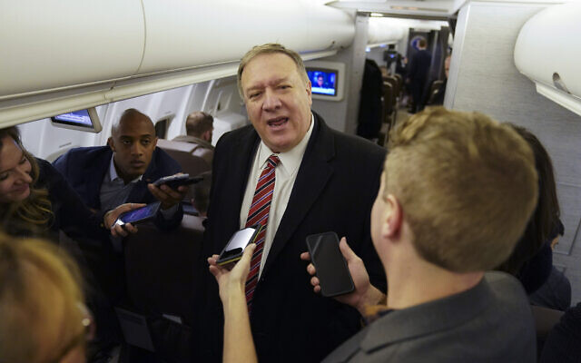 Le secrétaire d'État américain Mike Pompeo s'adresse aux journalistes à bord de son avion en route pour Londres, le 29 janvier 2020. (Crédit : Kevin Lamarque/Pool via AP)