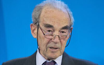 Robert Badinter à l'Hôtel Matignon à Paris, en janvier 2016. (Crédit : AP/Jacques Brinon)