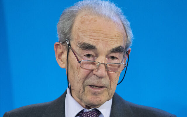 Robert Badinter à l'Hôtel Matignon à Paris, en janvier 2016. (Crédit : AP/Jacques Brinon) Robert Badinter à l'Hôtel Matignon à Paris, en janvier 2016. (Crédit : AP/Jacques Brinon)