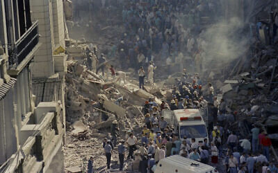 Des pompiers et des secouristes fouillent les débris après une attaque terroriste contre l'ambassade d'Israël à Buenos Aires, en Argentine, le 17 mars 1992. (Don Rypka/AP)
