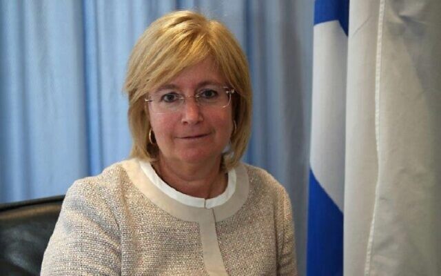 La diplomate israélienne Talya Lador-Fresher, ancienne ambassadrice d’Israël à Vienne (Autriche) de 2015 à 2019, nommée chargée d’affaires ad interim de l’ambassade israélienne à Paris. (Crédit : mfa.gov.il) La diplomate israélienne Talya Lador-Fresher, ancienne ambassadrice d’Israël à Vienne (Autriche) de 2015 à 2019, nommée chargée d’affaires ad interim de l’ambassade israélienne à Paris. (Crédit : mfa.gov.il)