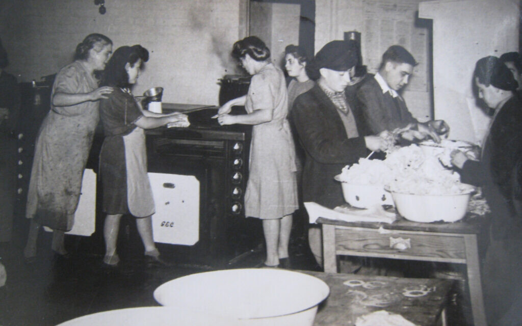 Enfants dans la cuisine du Calgarth Estate, vers 1946. (Lake District Holocaust Project)