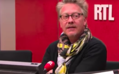 Le journaliste et critique gastronomique français Sébastien Demorand, à l’antenne de RTL, en 2013. (Crédit : capture d’écran RTL / YouTube)