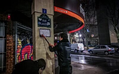 Des colleurs d’affiches de l’UEJF, le 27 janvier 2020, dans une action en hommage aux enfants juifs parisiens victimes de la Shoah. (Crédit : Twitter / UEJF)