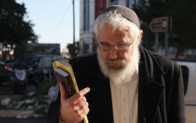 Le rabbin Mordechai Elon arrive au tribunal de Jérusalem pour entendre son verdict, le 18 décembre 2013. (Crédit photo : Meital Cohen/Flash90) Le rabbin Mordechai Elon arrive au tribunal de Jérusalem pour entendre son verdict, le 18 décembre 2013. (Crédit photo : Meital Cohen/Flash90)