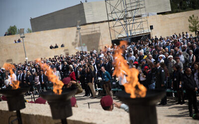 Le public se tient debout pour écouter l'hymne national israélien à la fin de la cérémonie commémorative au musée de la Shoah de Yad Vashem, alors qu'Israël célèbre la journée annuelle de commémoration de la Shoah, le 12 avril 2018. (Hadas Parush/Flash90)