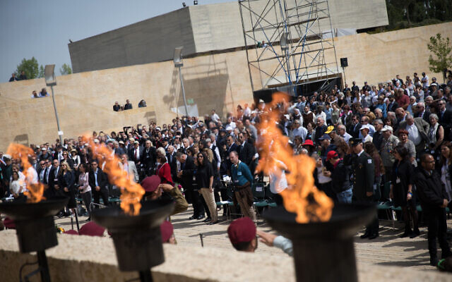 Le public se tient debout pour écouter l'hymne national israélien à la fin de la cérémonie commémorative au musée de la Shoah de Yad Vashem, alors qu'Israël célèbre la journée annuelle de commémoration de la Shoah, le 12 avril 2018. (Hadas Parush/Flash90)