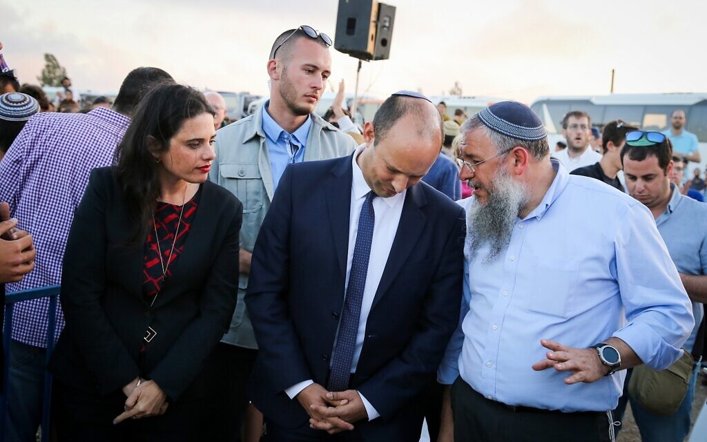 Le ministre de l'Éducation Naftali Bennett (au centre) et la ministre de la Justice Ayelet Shaked lors d'un rassemblement de soutien aux résidents, avant l'évacuation et la démolition prévues du quartier juif illégal de Netiv HaAvot dans le Gush Etzion, le 11 juin 2018. (Gershon Elinson/Flash90)