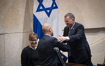 Le président de la Knesset, Yuli Edelstein (à droite), salue Amir Ohana après la nomination de ce dernier au poste de ministre de la Justice, à la Knesset à Jérusalem, le 12 juin 2019. (Yonatan Sindel/Flash90)