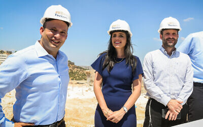 De gauche à droite : Naftali Bennett, Ayelet Shaked et Bezlale Smotrich lors d'un événement de campagne dans l'implantation d'Elkana, en Cisjordanie, le 21 août 2019. (Crédit : Ben Dori/Flash90) De gauche à droite : Naftali Bennett, Ayelet Shaked et Bezlale Smotrich lors d'un événement de campagne dans l'implantation d'Elkana, en Cisjordanie, le 21 août 2019. (Crédit : Ben Dori/Flash90)