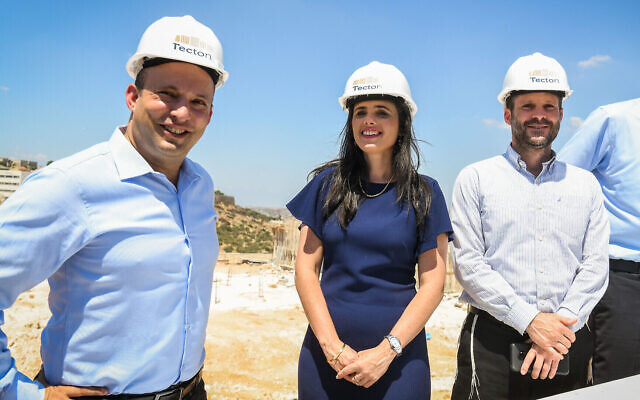 De gauche à droite : Naftali Bennett, Ayelet Shaked et Bezlale Smotrich lors d'un événement de campagne dans l'implantation d'Elkana, en Cisjordanie, le 21 août 2019. (Crédit : Ben Dori/Flash90)