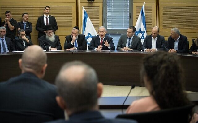 Le Premier ministre Benjamin Netanyahu s'exprime lors d'une réunion à la Knesset avec les partis de son bloc de droite, le 18 novembre 2019. (Hadas Parush/Flash90) Le Premier ministre Benjamin Netanyahu s'exprime lors d'une réunion à la Knesset avec les partis de son bloc de droite, le 18 novembre 2019. (Hadas Parush/Flash90)