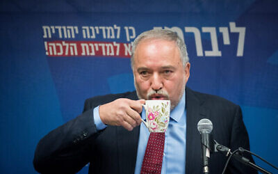 Le président d'Yisrael Beytenu, Avigdor Liberman, lors d'une conférence de presse à la Knesset, le 11 décembre 2019. (Yonatan Sindel/Flash90)