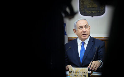 Le Premier ministre israélien Benjamin Netanyahu assiste à la réunion hebdomadaire du cabinet, au bureau du Premier ministre à Jérusalem, le 29 décembre 2019. (Marc Israel Sellem/POOL)