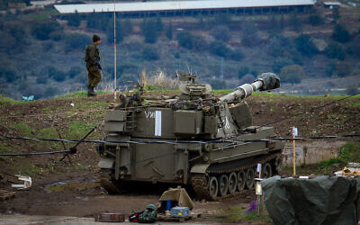 Des soldats israéliens près de la frontière entre Israël et la Syrie, sur le plateau du Golan, le 3 janvier 2020. (Crédit : Basel Awidat/Flash90) Des soldats israéliens près de la frontière entre Israël et la Syrie, sur le plateau du Golan, le 3 janvier 2020. (Crédit : Basel Awidat/Flash90)