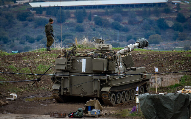 Des soldats israéliens près de la frontière entre Israël et la Syrie, sur le plateau du Golan, le 3 janvier 2020. (Crédit : Basel Awidat/Flash90)