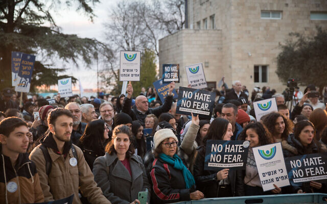 Un rassemblement à Jérusalem en solidarité avec les Juifs américains et du monde suite à une série d'attaques antisémites, au moment où se tient un rassemblement à New York dénonçant la haine antijuive, le 5 janvier 2020. (Crédit : Hadas Parush/Flash90) Un rassemblement à Jérusalem en solidarité avec les Juifs américains et du monde suite à une série d'attaques antisémites, au moment où se tient un rassemblement à New York dénonçant la haine antijuive, le 5 janvier 2020. (Crédit : Hadas Parush/Flash90)