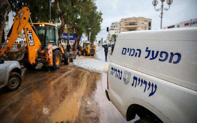 Des employés de la municipalité de Nahariya travaillent dans les rues de la ville du nord d'Israël qui a subi de graves inondations en raison de fortes pluies, le 9 janvier 2020. (David Cohen/Flash90) Des employés de la municipalité de Nahariya travaillent dans les rues de la ville du nord d'Israël qui a subi de graves inondations en raison de fortes pluies, le 9 janvier 2020. (David Cohen/Flash90)
