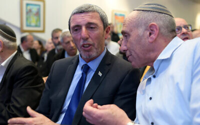 Rafi Peretz, (à gauche), et le député Moti Yogev assistent à une réunion du parti HaBayit HaYehudi à Tel Aviv, le 13 janvier 2020. (Gili Yaari / Flash90) Rafi Peretz, (à gauche), et le député Moti Yogev assistent à une réunion du parti HaBayit HaYehudi à Tel Aviv, le 13 janvier 2020. (Gili Yaari / Flash90)