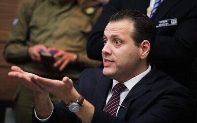 Le député Likud, Miki Zohar, réagit lors d'une réunion de la commission d'organisation à la Knesset à Jérusalem, le 13 janvier 2020. (Hadas Parush/Flash90)