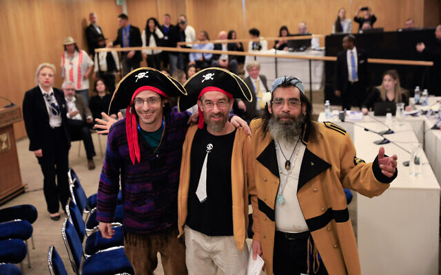 Les représentants du Parti Pirate enregistrent leur liste pour l'élection du 2 mars 2020 à la commission centrale électorale à la Knesset, le 15 janvier 2020. (Raoul Wootliff/The Times of Israel) Les représentants du Parti Pirate enregistrent leur liste pour l'élection du 2 mars 2020 à la commission centrale électorale à la Knesset, le 15 janvier 2020. (Raoul Wootliff/The Times of Israel)