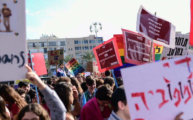 Les lycéens israéliens protestent contre le ministre de l'Education Rafi Peretz après que ce dernier a qualifié le mariage homosexuel de "contre-nature", place Rabin à Tel Aviv, le 15 janvier 2020 (Crédit : Tomer Neuberg/Flash90) Les lycéens israéliens protestent contre le ministre de l'Education Rafi Peretz après que ce dernier a qualifié le mariage homosexuel de "contre-nature", place Rabin à Tel Aviv, le 15 janvier 2020 (Crédit : Tomer Neuberg/Flash90)