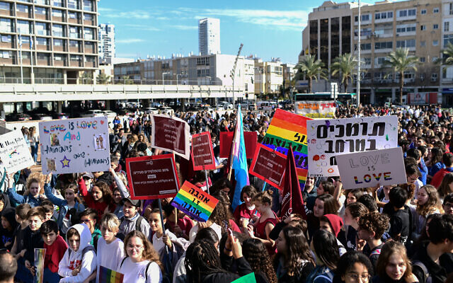Les lycéens israéliens protestent contre le ministre de l'Education Rafi Peretz après que ce dernier a qualifié le mariage homosexuel de "contre-nature", place Rabin à Tel Aviv, le 15 janvier 2020 (Crédit : Tomer Neuberg/Flash90) Les lycéens israéliens protestent contre le ministre de l'Education Rafi Peretz après que ce dernier a qualifié le mariage homosexuel de "contre-nature", place Rabin à Tel Aviv, le 15 janvier 2020 (Crédit : Tomer Neuberg/Flash90)