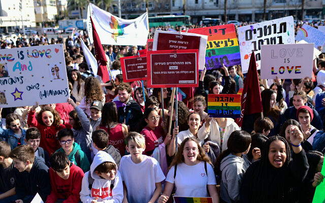 Les lycéens israéliens protestent contre le ministre de l'Education Rafi Peretz après que ce dernier a qualifié le mariage homosexuel de "contre-nature", place Rabin à Tel Aviv, le 15 janvier 2020 (Crédit : Tomer Neuberg/Flash90) Les lycéens israéliens protestent contre le ministre de l'Education Rafi Peretz après que ce dernier a qualifié le mariage homosexuel de "contre-nature", place Rabin à Tel Aviv, le 15 janvier 2020 (Crédit : Tomer Neuberg/Flash90)