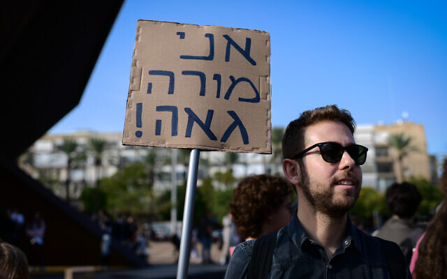 Les lycéens israéliens protestent contre le ministre de l'Education Rafi Peretz après que ce dernier a qualifié le mariage homosexuel de "contre-nature", place Rabin à Tel Aviv, le 15 janvier 2020 (Crédit : Tomer Neuberg/Flash90) Les lycéens israéliens protestent contre le ministre de l'Education Rafi Peretz après que ce dernier a qualifié le mariage homosexuel de "contre-nature", place Rabin à Tel Aviv, le 15 janvier 2020 (Crédit : Tomer Neuberg/Flash90)