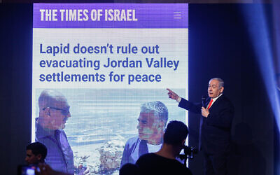 Le Premier ministre Benjamin Netanyahu s'exprime lors d'un événement de campagne du Likud au Centre international de convention de Jérusalem, le 21 janvier 2020. (Olivier Fitoussi/Flash90)