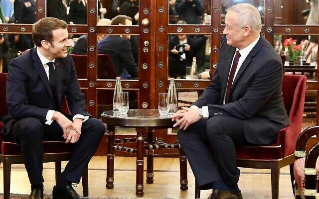 Le président français Emmanuel Macron, rencontre le dirigeant de Kakhol lavan, Benny Gantz, à Jérusalem, le 22 janvier 2019. (Crédit : Elad Malka) Le président français Emmanuel Macron, rencontre le dirigeant de Kakhol lavan, Benny Gantz, à Jérusalem, le 22 janvier 2019. (Crédit : Elad Malka)
