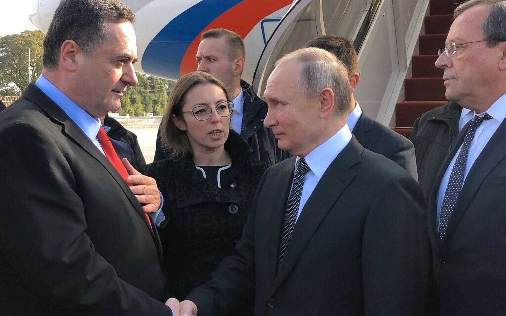 Vladimir Poutine serre la main d'Israel Katz, à son arrivée en Israël, le 22 janvier 2020 (Crédit : autorisation)