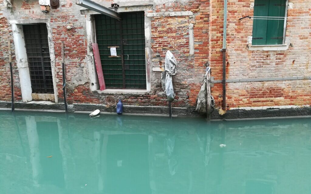 Lors des inondations de novembre, l'eau a atteint un niveau exceptionnel à Venise, provoquant des dégâts aux bâtiments de la ville même dans le quartier juif situé en hauteur, le 28 décembre 2019. (Giovanni Vigna/ Times of Israel)