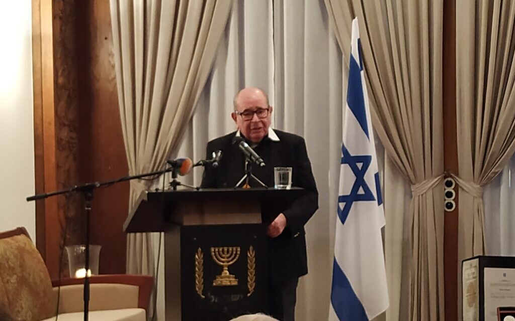 Josef Konigsberg s'exprime pendant la cérémonie posthume reconnaissant son sauveur, Helmut Kleinicke, comme Juste parmi les nations, à l'ambassade israélienne à Berlin, le 14 janvier 2020. (Yaakov Schwartz/ Times of Israel)