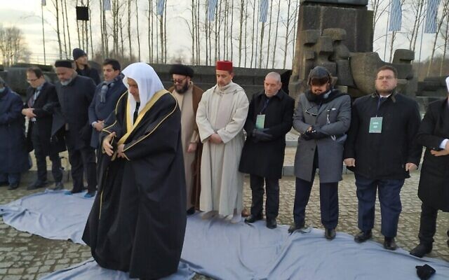 Le secrétaire général de la Ligue islamique mondiale Mohammed al-Issa dirige une prière à la mémoire des victimes du camp de Birkenau, le 23 janvier 2020. (Yaakov Schwartz/ Times of Israel) Le secrétaire général de la Ligue islamique mondiale Mohammed al-Issa dirige une prière à la mémoire des victimes du camp de Birkenau, le 23 janvier 2020. (Yaakov Schwartz/ Times of Israel)