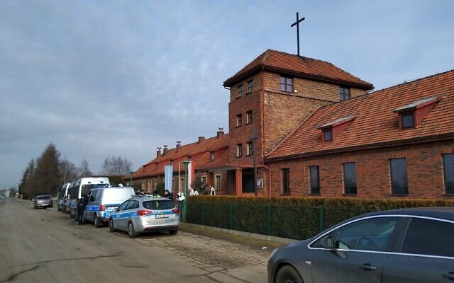 Une église dans un ancien quartier général SS en face de l'ancien camp de la mort nazi de Birkenau, le 27 janvier 2020. (Yaakov Schwartz/ Times of Israel) Une église dans un ancien quartier général SS en face de l'ancien camp de la mort nazi de Birkenau, le 27 janvier 2020. (Yaakov Schwartz/ Times of Israel)