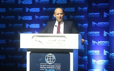 Le ministre de la Défense Naftali Bennett à une conférence de l'Institute for National Security Studies à Tel Aviv, le 29 janvier 2020. (Crédit : Ariel Hermoni/ministère de la Défense)