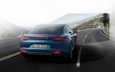 Illustration d'une voiture Porsche équipée d'une caméra SWIR mise au point par TriEye. (Crédit : Dr Ing.h.c.F Porsche AG)