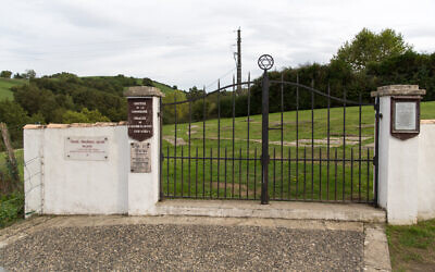 Illustration : Grille d'entrée du cimetière juif de La Bastide-Clairence, propriété du Consistoire israélite de Bayonne^. (Crédit : Wikipédia)