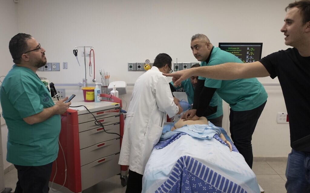 Des infirmiers palestiniens participent à une simulation médicale à l'hôpital Sheba, le 1er janvier 2020. (Oren Ziv / Activestills) Des infirmiers palestiniens participent à une simulation médicale à l'hôpital Sheba, le 1er janvier 2020. (Oren Ziv / Activestills)