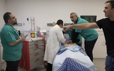 Des infirmiers palestiniens participent à une simulation médicale à l'hôpital Sheba, le 1er janvier 2020. (Oren Ziv / Activestills)