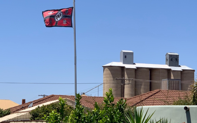 Un drapeau nazi dans la ville de Beulah, en Australie (Crédit : JTA) Un drapeau nazi dans la ville de Beulah, en Australie (Crédit : JTA)