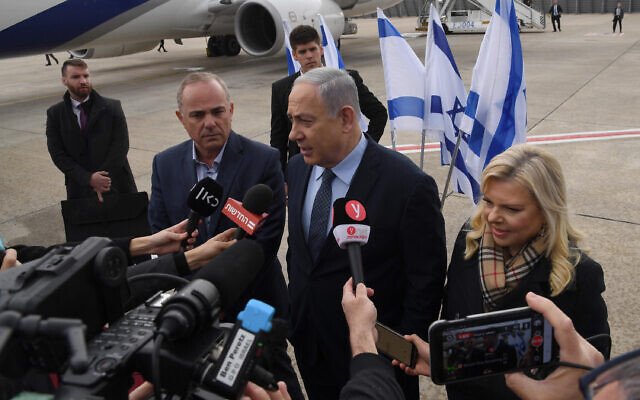 Le Premier ministre Benjamen Netanyahu (au centre), le ministre Yuval Steinitz (à gauche), et Sara Netanyahu, à l'aéroport international Ben Gurion avant le départ pour Athènes, le 2 janvier 2020. (Haim Zach / GPO)